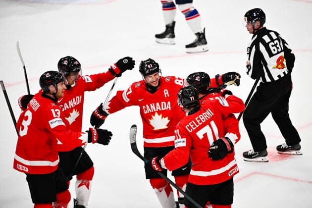 FRIBOURG, SCHWEIZ 20260521 Kanadas lag jublar efter att Ryan O Reilly 90 gjort mal, 5-5, under torsdagens match i ishockey-VM (grupp B) mellan Kanada och Norge pa BCF Arena, Fribourg i Schweiz.