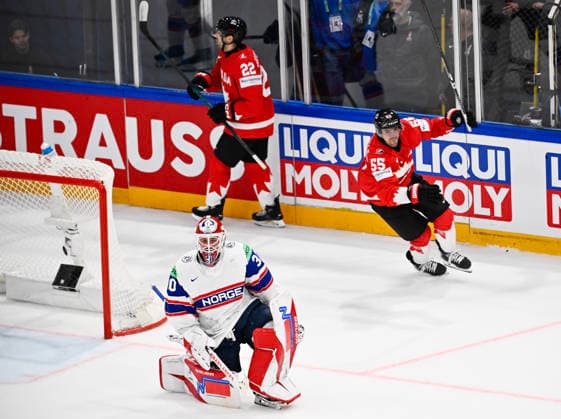 FRIBOURG, SCHWEIZ 20260521 Kanadas Mark Scheifele jublar efter sitt mal, 6-5, i förlängningstid pa Norges malvakt Tobias Normann under torsdagens match i ishockey-VM (grupp B) mellan Kanada och Norge pa BCF Arena, Fribourg i Schweiz.