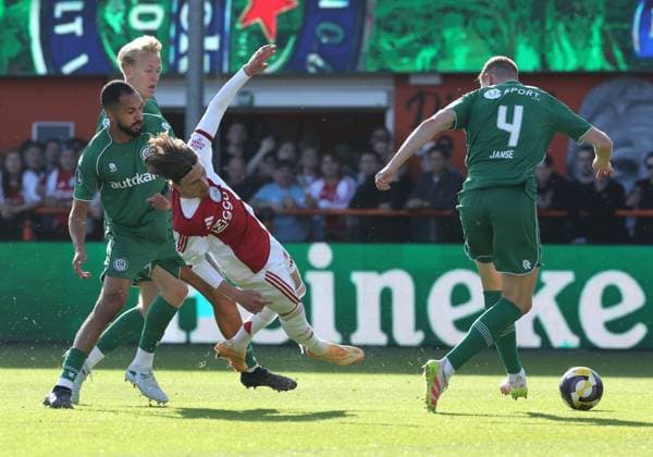 VOLENDAM - (lr) FC Groningen player Marvin Peersman with Ajax player Mika Godts and FC Groningen player Dies Janse during the Dutch Eredivisie match between Ajax and FC Groningen at Kras Stadium on May 21, 2026 in Volendam, the Netherlands. (Photo by DeFodi Images) -