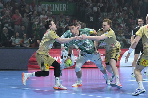 21.05.2026, xlakx, Handball Daikin HBL, Fuechse Berlin - TSV Hannover-Burgdorf v.l. Leif Tissier (TSV Hannover-Burgdorf), Mijajlo Marsenic (Fuechse Berlin), Lukas Stutzke (TSV Hannover-Burgdorf) Zweikampf, Duell, Kampf, tackle Berlin