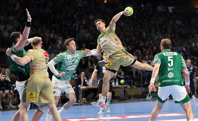 Lasse Andersson, Renars Uscins erzielt ein Tor, Max Darj Zweikampf Spielszene Aktion Handball HBL Bundesliga Herren 32. Spieltag Saison 2025 2026 21.05.2026 Füchse Berlin vs TSV Hannover Burgdorf