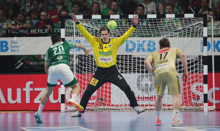 Tim Freihöfer erzielt ein Tor gegen Torwart Joel Birlehm Zweikampf Spielszene Aktion Handball HBL Bundesliga Herren 32. Spieltag Saison 2025 2026 21.05.2026 Füchse Berlin vs TSV Hannover Burgdorf