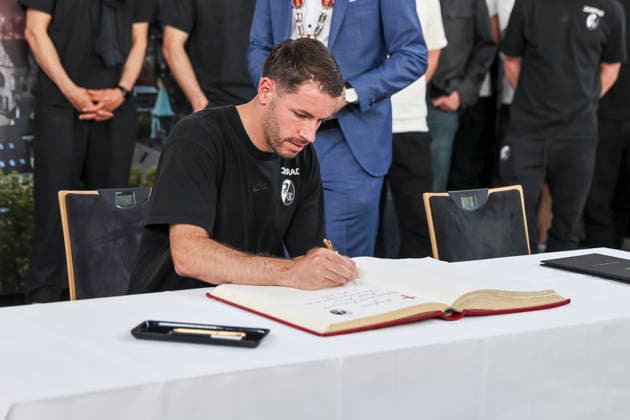Christian Günter, Gunter (SC Freiburg, 30) beim eintragen ins goldene Buch Stadt Freiburg , Deutschland, Fussball, Empfang Stadt Freiburg, Fest Programm, SC Freiburg, 21.05.2026, Freiburg im Breisgau Neuen Messe Deutschland Copyright: xGrantxHubbsx