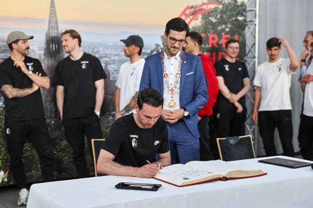Nicolas Höfler, Hofler (SC Freiburg, 27) beim eintragen ins goldene Buch Stadt Freiburg , Deutschland, Fussball, Empfang Stadt Freiburg, Fest Programm, SC Freiburg, 21.05.2026, Freiburg im Breisgau Neuen Messe Deutschland Copyright: xGrantxHubbsx