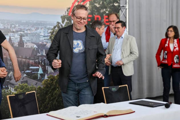 Klemens Hartenbach (SC Freiburg, Sportdirektor) beim eintragen ins goldene Buch Stadt Freiburg , Deutschland, Fussball, Empfang Stadt Freiburg, Fest Programm, SC Freiburg, 21.05.2026, Freiburg im Breisgau Neuen Messe Deutschland Copyright: xGrantxHubbsx