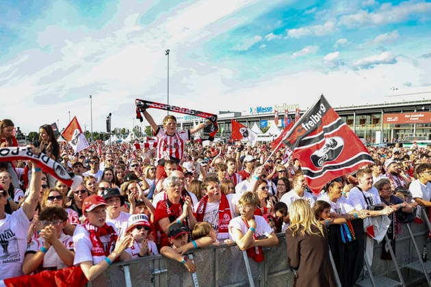 Fans vor der Bühne , Deutschland, Fussball, Empfang Stadt Freiburg, Fest Programm, SC Freiburg, 21.05.2026, Freiburg im Breisgau Neuen Messe Deutschland Copyright: xGrantxHubbsx