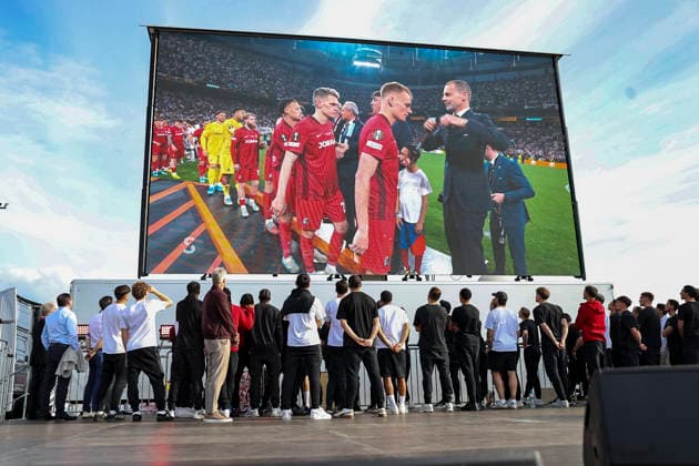 SC Freiburg schaut sich das Spiel auf der Leinwand an , Deutschland, Fussball, Empfang Stadt Freiburg, Fest Programm, SC Freiburg, 21.05.2026, Freiburg im Breisgau Neuen Messe Deutschland Copyright: xGrantxHubbsx