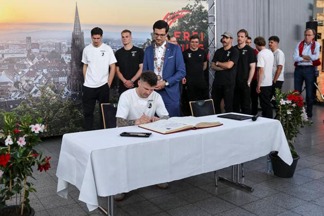 Lukas Kübler, Kubler (SC Freiburg, 17) beim eintragen ins goldene Buch Stadt Freiburg , Deutschland, Fussball, Empfang Stadt Freiburg, Fest Programm, SC Freiburg, 21.05.2026, Freiburg im Breisgau Neuen Messe Deutschland Copyright: xGrantxHubbsx