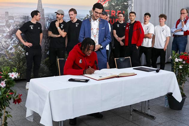 Johan Manzambi (SC Freiburg, 44) beim eintragen ins goldene Buch Stadt Freiburg , Deutschland, Fussball, Empfang Stadt Freiburg, Fest Programm, SC Freiburg, 21.05.2026, Freiburg im Breisgau Neuen Messe Deutschland Copyright: xGrantxHubbsx