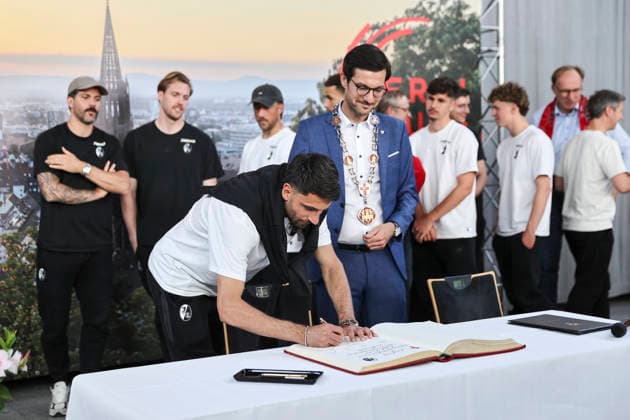 Vincenzo Grifo (SC Freiburg, 32) beim eintragen ins goldene Buch Stadt Freiburg , Deutschland, Fussball, Empfang Stadt Freiburg, Fest Programm, SC Freiburg, 21.05.2026, Freiburg im Breisgau Neuen Messe Deutschland Copyright: xGrantxHubbsx
