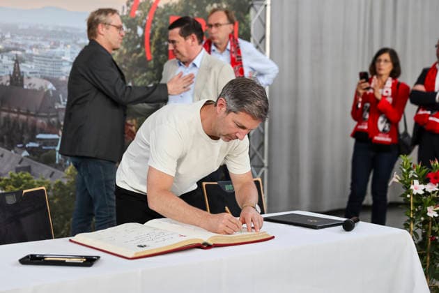 Jochen Saier (SC Freiburg, Vorstand) beim eintragen ins goldene Buch Stadt Freiburg , Deutschland, Fussball, Empfang Stadt Freiburg, Fest Programm, SC Freiburg, 21.05.2026, Freiburg im Breisgau Neuen Messe Deutschland Copyright: xGrantxHubbsx
