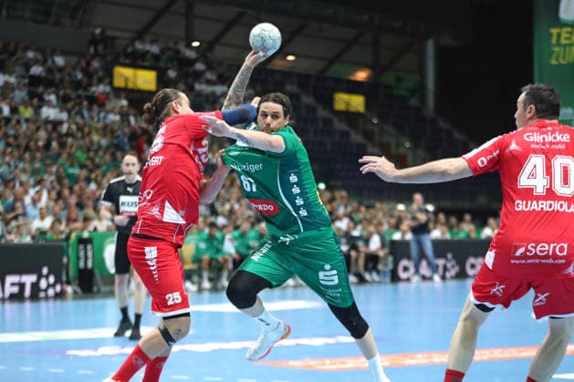 Handball DAIKIN HBL, SC DHfK Leipzig - MT Melsungen; 21.05.2026 Dean Bombac (67, SC DHfK Leipzig) wird von Olle Forsell Schefvert (25, MT Melsungen) attackiert. Handball, DAIKIN HBL, 1. Bundesliga, Saison 2025 2026, 32. Spieltag: SC DHfK Leipzig vs. MT Melsungen am 21.05.2026 in der Quarterback Immobilien Arena Leipzig. Copyright: xBEAUTIFULxSPORTS JanxKaeferx