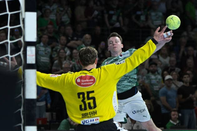 21.05.2026, xlakx, Handball Daikin HBL, Fuechse Berlin - TSV Hannover-Burgdorf v.l. Joel Birlehm (TSV Hannover-Burgdorf), Hakun West Av Teigum (Fuechse Berlin) setzt zum Sprungwurf an Berlin