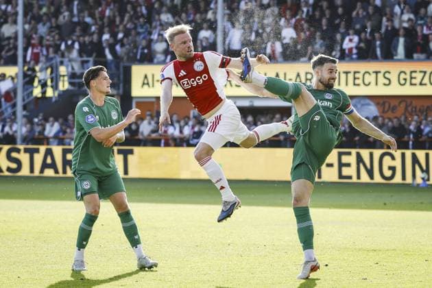 VOLENDAM - (lr) Tika de Jonge of FC Groningen, Davy Klaassen of AFC Ajax delivering a cross on goal and Marco Rente of FC Groningen during the Conference League play-off match between AFC Ajax and FC Groningen at the Kras Stadium on 21 May 2026 in Volendam, the Netherlands. MAURICE VAN STEEN ANP play-offs Conference League 2025-2026 xVIxANPxSportx xxANPxIVx 558968957 originalFilename: 558968957.jpg