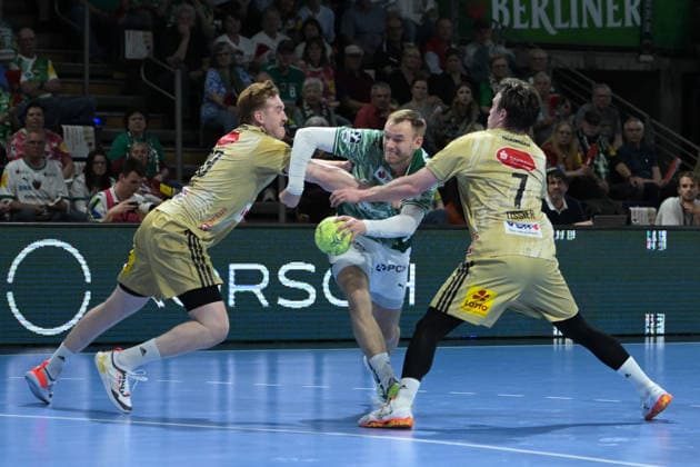 21.05.2026, xlakx, Handball Daikin HBL, Fuechse Berlin - TSV Hannover-Burgdorf v.l. Lukas Stutzke (TSV Hannover-Burgdorf), Mathias Gidsel (Fuechse Berlin), Leif Tissier (TSV Hannover-Burgdorf) Zweikampf, Duell, Kampf, tackle Berlin