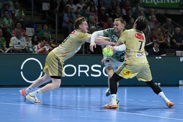 21.05.2026, xlakx, Handball Daikin HBL, Fuechse Berlin - TSV Hannover-Burgdorf v.l. Lukas Stutzke (TSV Hannover-Burgdorf), Mathias Gidsel (Fuechse Berlin), Leif Tissier (TSV Hannover-Burgdorf) Zweikampf, Duell, Kampf, tackle Berlin