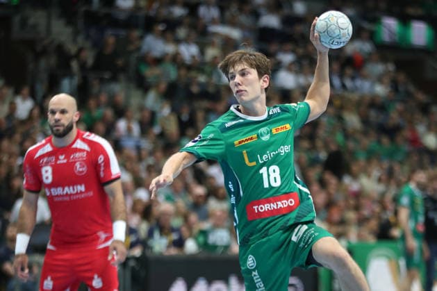 Handball DAIKIN HBL, SC DHfK Leipzig - MT Melsungen; 21.05.2026 Staffan Peter (18, SC DHfK Leipzig) wirft einen Siebenmeter. Handball, DAIKIN HBL, 1. Bundesliga, Saison 2025 2026, 32. Spieltag: SC DHfK Leipzig vs. MT Melsungen am 21.05.2026 in der Quarterback Immobilien Arena Leipzig. Copyright: xBEAUTIFULxSPORTS JanxKaeferx