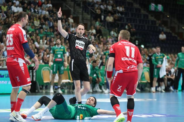 Handball DAIKIN HBL, SC DHfK Leipzig - MT Melsungen; 21.05.2026 Schiedsrichter Nico Bärmann zeigt eine Zwei-Minuten-Strafe, Zeitstrafe an. Handball, DAIKIN HBL, 1. Bundesliga, Saison 2025 2026, 32. Spieltag: SC DHfK Leipzig vs. MT Melsungen am 21.05.2026 in der Quarterback Immobilien Arena Leipzig. Copyright: xBEAUTIFULxSPORTS JanxKaeferx