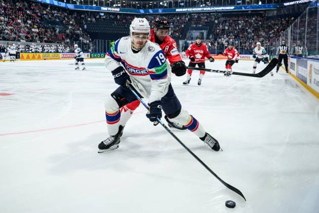 260521 Havard ostrem Salsten of Norway and John Tavares of Canada during the 2026 IIHF Ice hockey, Eishockey World Championship, WM, Weltmeisterschaft between Canada and Norway on May 21, 2026 in Fribourg. Photo: Jesper Zerman BILDBYRAN kod JZ JZ0724 ishockey ice hockey ishockey-vm 2026 vm 2026 iihf world championship kanada canada norge norway bbeng Copyright: JESPERxZERMAN BB260521JZ107