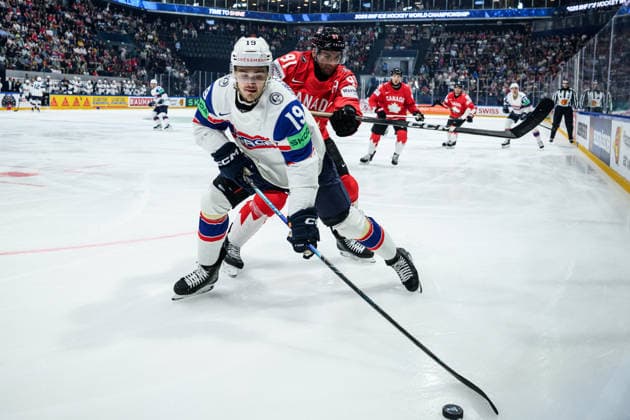 260521 Havard ostrem Salsten of Norway and John Tavares of Canada during the 2026 IIHF Ice hockey, Eishockey World Championship, WM, Weltmeisterschaft between Canada and Norway on May 21, 2026 in Fribourg. Photo: Jesper Zerman BILDBYRAN kod JZ JZ0724 ishockey ice hockey ishockey-vm 2026 vm 2026 iihf world championship kanada canada norge norway bbeng Copyright: JESPERxZERMAN BB260521JZ108