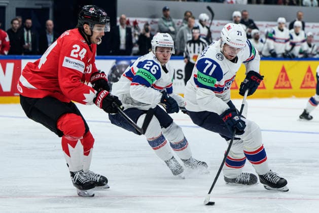260521 Dylan Cozens of Canada against Patrick Elvsveen and Eskild Bakke Olsen of Norway during the 2026 IIHF Ice hockey, Eishockey World Championship, WM, Weltmeisterschaft between Canada and Norway on May 21, 2026 in Fribourg. Photo: Jesper Zerman BILDBYRAN kod JZ JZ0724 ishockey ice hockey ishockey-vm 2026 vm 2026 iihf world championship kanada canada norge norway bbeng Copyright: JESPERxZERMAN BB260521JZ109