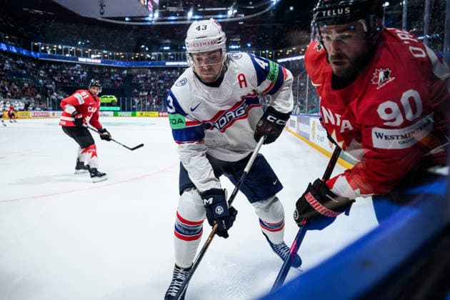 260521 Max Krogdahl of Norway and Ryan O Reilly of Canada during the 2026 IIHF Ice hockey, Eishockey World Championship, WM, Weltmeisterschaft between Canada and Norway on May 21, 2026 in Fribourg. Photo: Jesper Zerman BILDBYRAN kod JZ JZ0724 ishockey ice hockey ishockey-vm 2026 vm 2026 iihf world championship kanada canada norge norway bbeng Copyright: JESPERxZERMAN BB260521JZ119