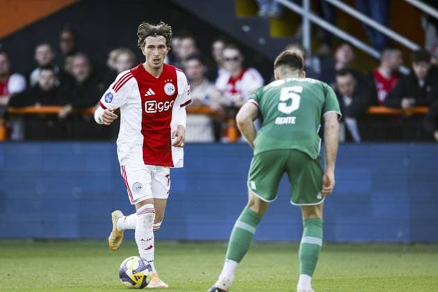 VOLENDAM - (lr) Mika Godts of AFC Ajax and Marco Rente of FC Groningen during the Conference League play-off match between AFC Ajax and FC Groningen at the Kras Stadium on 21 May 2026 in Volendam, the Netherlands. MAURICE VAN STEEN ANP play-offs Conference League 2025-2026 xVIxANPxSportx xxANPxIVx 558969922 originalFilename: 558969922.jpg