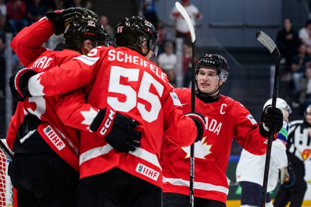 260521 Macklin Celebrini of Canada celebrates the 3-3 goal scored by Gabriel Vilardi of Canada during the 2026 IIHF Ice hockey, Eishockey World Championship, WM, Weltmeisterschaft between Canada and Norway on May 21, 2026 in Fribourg. Photo: Jesper Zerman BILDBYRAN kod JZ JZ0724 ishockey ice hockey ishockey-vm 2026 vm 2026 iihf world championship kanada canada norge norway bbeng jubel Copyright: JESPERxZERMAN BB260521JZ124