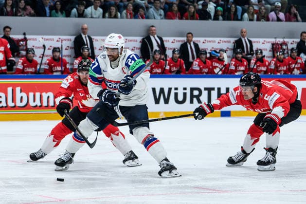 260521 Andreas Martinsen of Norway against Parker Wotherspoon and Denton Mateychuk of Canada during the 2026 IIHF Ice hockey, Eishockey World Championship, WM, Weltmeisterschaft between Canada and Norway on May 21, 2026 in Fribourg. Photo: Jesper Zerman BILDBYRAN kod JZ JZ0724 ishockey ice hockey ishockey-vm 2026 vm 2026 iihf world championship kanada canada norge norway bbeng Copyright: JESPERxZERMAN BB260521JZ129
