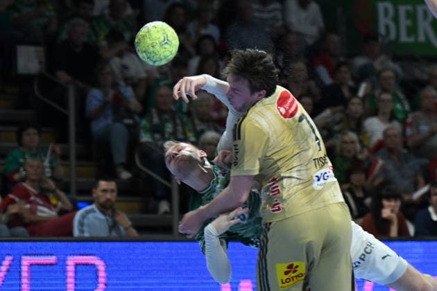 21.05.2026, xlakx, Handball Daikin HBL, Fuechse Berlin - TSV Hannover-Burgdorf v.l. Mathias Gidsel (Fuechse Berlin), Leif Tissier (TSV Hannover-Burgdorf) Zweikampf, Duell, Kampf, tackle Berlin