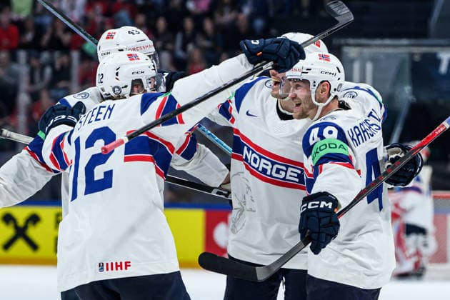 260521 Christian Kasastul of Norway (r) celebrates with teammates after scoring 4-4 during the 2026 IIHF Ice hockey, Eishockey World Championship, WM, Weltmeisterschaft between Canada and Norway on May 21, 2026 in Fribourg. Photo: Jesper Zerman BILDBYRAN kod JZ JZ0724 ishockey ice hockey ishockey-vm 2026 vm 2026 iihf world championship kanada canada norge norway bbeng jubel Copyright: JESPERxZERMAN BB260521JZ131