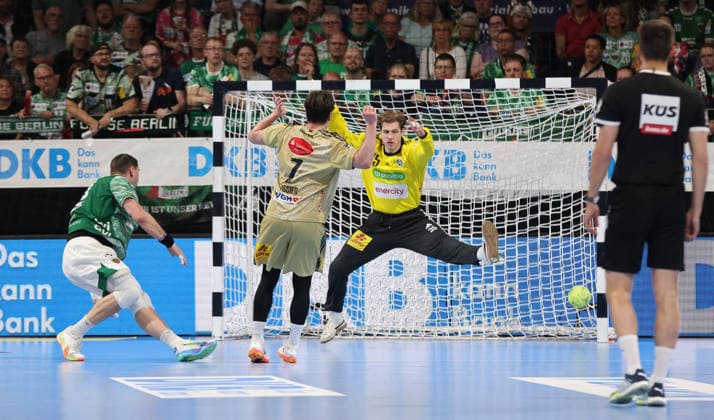 Mijajlo Marsenic erzielt ein Tor gegen Torwart Joel Birlehm Zweikampf Spielszene Aktion Handball HBL Bundesliga Herren 32. Spieltag Saison 2025 2026 21.05.2026 Füchse Berlin vs TSV Hannover Burgdorf