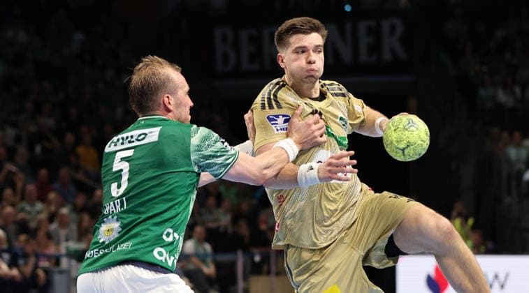 Max Darj, Renars Uscins Zweikampf Spielszene Aktion Handball HBL Bundesliga Herren 32. Spieltag Saison 2025 2026 21.05.2026 Füchse Berlin vs TSV Hannover Burgdorf