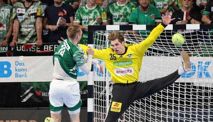 Mathias Gidsel erzielt ein Tor gegen Torwart Joel Birlehm Zweikampf Spielszene Aktion Handball HBL Bundesliga Herren 32. Spieltag Saison 2025 2026 21.05.2026 Füchse Berlin vs TSV Hannover Burgdorf