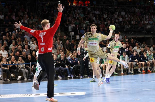 Renars Uscins erzielt ein Tor gegen Torwart Lasse Ludwig Zweikampf Spielszene Aktion Handball HBL Bundesliga Herren 32. Spieltag Saison 2025 2026 21.05.2026 Füchse Berlin vs TSV Hannover Burgdorf