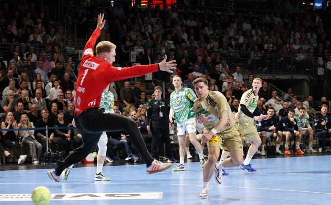 Renars Uscins erzielt ein Tor gegen Torwart Lasse Ludwig Zweikampf Spielszene Aktion Handball HBL Bundesliga Herren 32. Spieltag Saison 2025 2026 21.05.2026 Füchse Berlin vs TSV Hannover Burgdorf