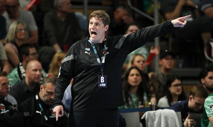 Trainer Nicolej Krickau gibt Anweisungen Aktion Oberkörper Handball HBL Bundesliga Herren 32. Spieltag Saison 2025 2026 21.05.2026 Füchse Berlin vs TSV Hannover Burgdorf