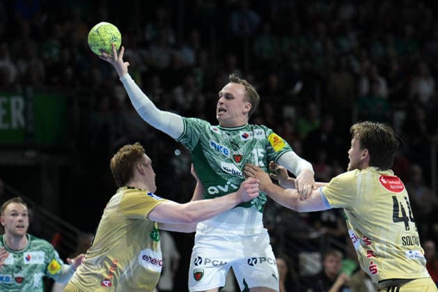 21.05.2026, xlakx, Handball Daikin HBL, Fuechse Berlin - TSV Hannover-Burgdorf v.l. Lukas Stutzke (TSV Hannover-Burgdorf), Tobias Grondahl (Fuechse Berlin), Thomas Alfred Solstad (TSV Hannover-Burgdorf) Zweikampf, Duell, Kampf, tackle Berlin