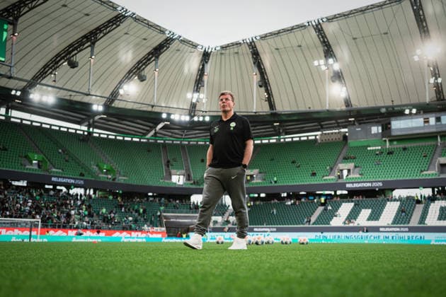 Relegation: VfL Wolfsburg vs. SC Paderborn, 21.05.2026 Dieter Hecking (Trainer VfL Wolfsburg); Fußball, 1. Bundesliga, Relegation, Hinspiel: VfL Wolfsburg vs. SC Paderborn am 21.05.2026 in der Volkswagen Arena, Wolfsburg DFL REGULATIONS PROHIBIT ANY USE OF PHOTOGRAPHS AS IMAGE SEQUENCES AND OR QUASI-VIDEO. Copyright: xBEAUTIFULxSPORTS Tonhäuserx