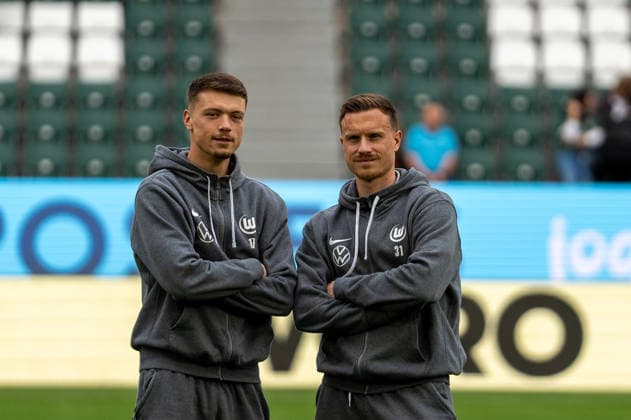 Deutschland: Fussball, Relegation 2026, Hinspiel, VfL Wolfsburg - SC Paderborn am 21.05. in Wolfsburg, Volkswagen Arena: Yannick Gerhardt (VfL Wolfsburg 31) Dzenan Pejcinovic (VfL Wolfsburg 17) Copyright: xSvenxHeidmannx