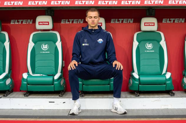Deutschland: Fussball, Relegation 2026, Hinspiel, VfL Wolfsburg - SC Paderborn am 21.05. in Wolfsburg, Volkswagen Arena: Filip Bilbija (SC Paderborn 7) meditierend Copyright: xSvenxHeidmannx