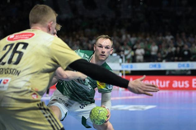 21.05.2026, xlakx, Handball Daikin HBL, Fuechse Berlin - TSV Hannover-Burgdorf v.l. Jonathan Edvardsson (TSV Hannover-Burgdorf), Mathias Gidsel (Fuechse Berlin), Zweikampf, Duell, Kampf, tackle Berlin