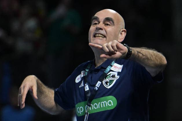 21.05.2026, xlakx, Handball Daikin HBL, Fuechse Berlin - TSV Hannover-Burgdorf v.l. Juan Carlos Pastor (TSV Hannover-Burgdorf Trainer) gibt Anweisungen, gestikuliert mit den Armen, gesticulate, gives instructions Berlin