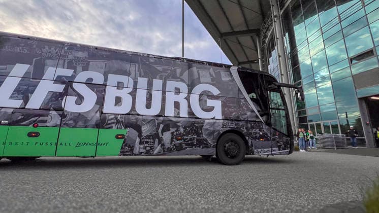 Deutschland: Relegation Bundesliga 2025 2026, Spiele Do, 21.05.2026 - VfL Wolfsburg vs SC Paderborn 07 - Volkswagen Arena (Wolfsburg): Der Mannschaftsbus des VfL Wolfsburg fährt zum Stadion Wolfsburg Copyright: xAymanxAlahmedx