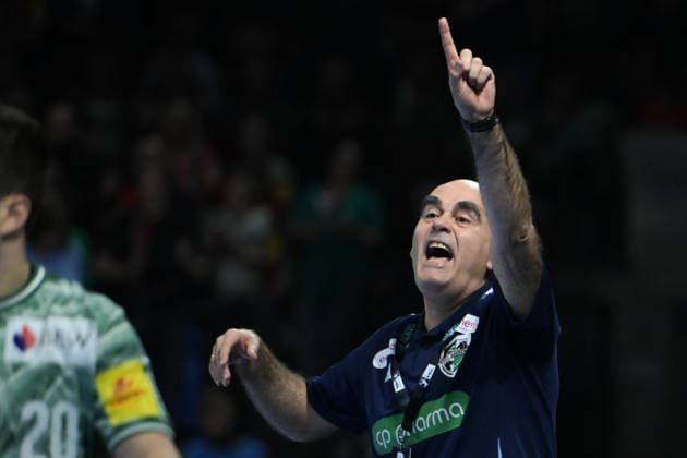 21.05.2026, xlakx, Handball Daikin HBL, Fuechse Berlin - TSV Hannover-Burgdorf v.l. Juan Carlos Pastor (TSV Hannover-Burgdorf Trainer) gibt Anweisungen, gestikuliert mit den Armen, gesticulate, gives instructions Berlin