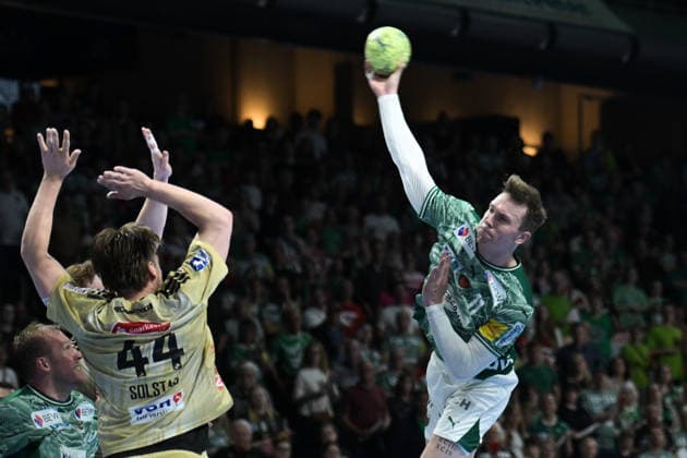 21.05.2026, xlakx, Handball Daikin HBL, Fuechse Berlin - TSV Hannover-Burgdorf v.l. Thomas Alfred Solstad (TSV Hannover-Burgdorf), Lasse Andersson (Fuechse Berlin) setzt zum Sprungwurf an Berlin