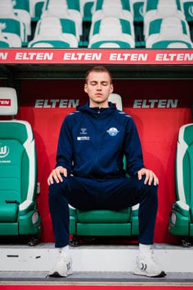 Relegation: VfL Wolfsburg vs. SC Paderborn, 21.05.2026 Filip Bilbija (SC Paderborn 07, 7) meditiert vor dem Spiel auf der Auswechselbank, Meditation; Fußball, 1. Bundesliga, Relegation, Hinspiel: VfL Wolfsburg vs. SC Paderborn am 21.05.2026 in der Volkswagen Arena, Wolfsburg DFL REGULATIONS PROHIBIT ANY USE OF PHOTOGRAPHS AS IMAGE SEQUENCES AND OR QUASI-VIDEO. Copyright: xBEAUTIFULxSPORTS Tonhäuserx