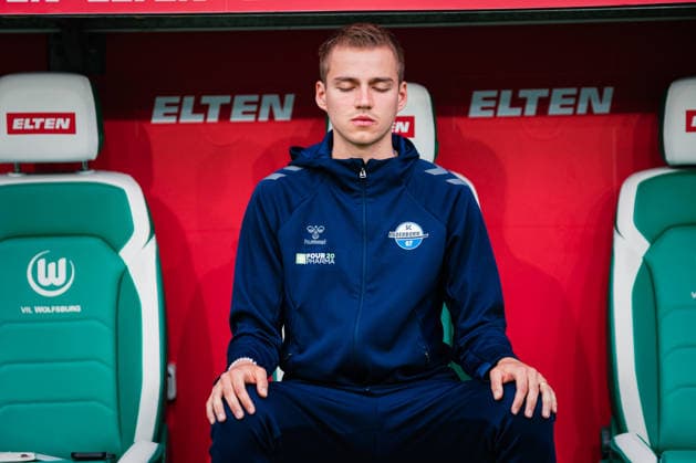 Relegation: VfL Wolfsburg vs. SC Paderborn, 21.05.2026 Filip Bilbija (SC Paderborn 07, 7) meditiert vor dem Spiel auf der Auswechselbank, Meditation; Fußball, 1. Bundesliga, Relegation, Hinspiel: VfL Wolfsburg vs. SC Paderborn am 21.05.2026 in der Volkswagen Arena, Wolfsburg DFL REGULATIONS PROHIBIT ANY USE OF PHOTOGRAPHS AS IMAGE SEQUENCES AND OR QUASI-VIDEO. Copyright: xBEAUTIFULxSPORTS Tonhäuserx