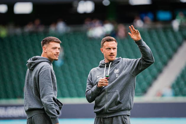 Relegation: VfL Wolfsburg vs. SC Paderborn, 21.05.2026 Joakim Barut Maehle (VfL Wolfsburg, 21) winkt, daneben Dzenan Pejcinovic (VfL Wolfsburg, 17); Fußball, 1. Bundesliga, Relegation, Hinspiel: VfL Wolfsburg vs. SC Paderborn am 21.05.2026 in der Volkswagen Arena, Wolfsburg DFL REGULATIONS PROHIBIT ANY USE OF PHOTOGRAPHS AS IMAGE SEQUENCES AND OR QUASI-VIDEO. Copyright: xBEAUTIFULxSPORTS Tonhäuserx