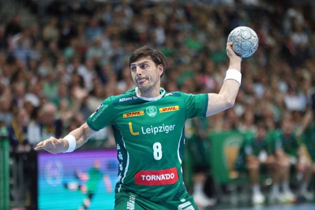 Handball DAIKIN HBL, SC DHfK Leipzig - MT Melsungen; 21.05.2026 Lucas Krzikalla (8, SC DHfK Leipzig) wirft einen Siebenmeter. Handball, DAIKIN HBL, 1. Bundesliga, Saison 2025 2026, 32. Spieltag: SC DHfK Leipzig vs. MT Melsungen am 21.05.2026 in der Quarterback Immobilien Arena Leipzig. *** Handball DAIKIN HBL, SC DHfK Leipzig MT Melsungen 21 05 2026 Lucas Krzikalla 8, SC DHfK Leipzig throws a seven-meter penalty Handball, DAIKIN HBL, 1 Bundesliga, Saison 2025 2026, 32 Spieltag SC DHfK Leipzig vs MT Melsungen am 21 05 2026 in der Quarterback Immobilien Arena Leipzig Copyright: xBEAUTIFULxSPORTS JanxKaeferx